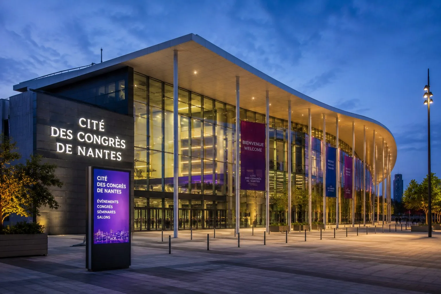 Cité des Congrès de Nantes, entrée principale illuminée au crépuscule