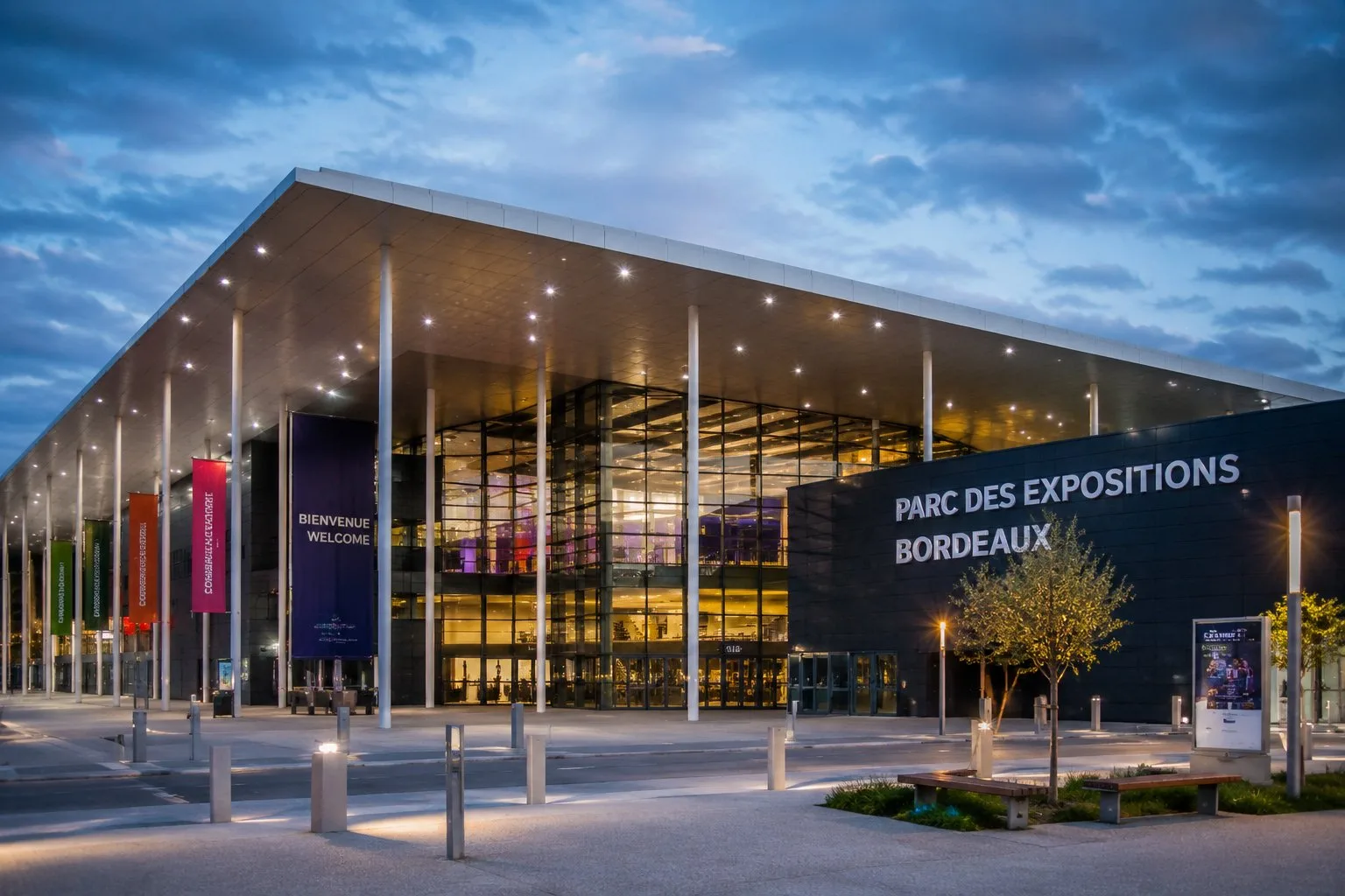 Parc des Expositions de Bordeaux illuminé de nuit, entrée principale