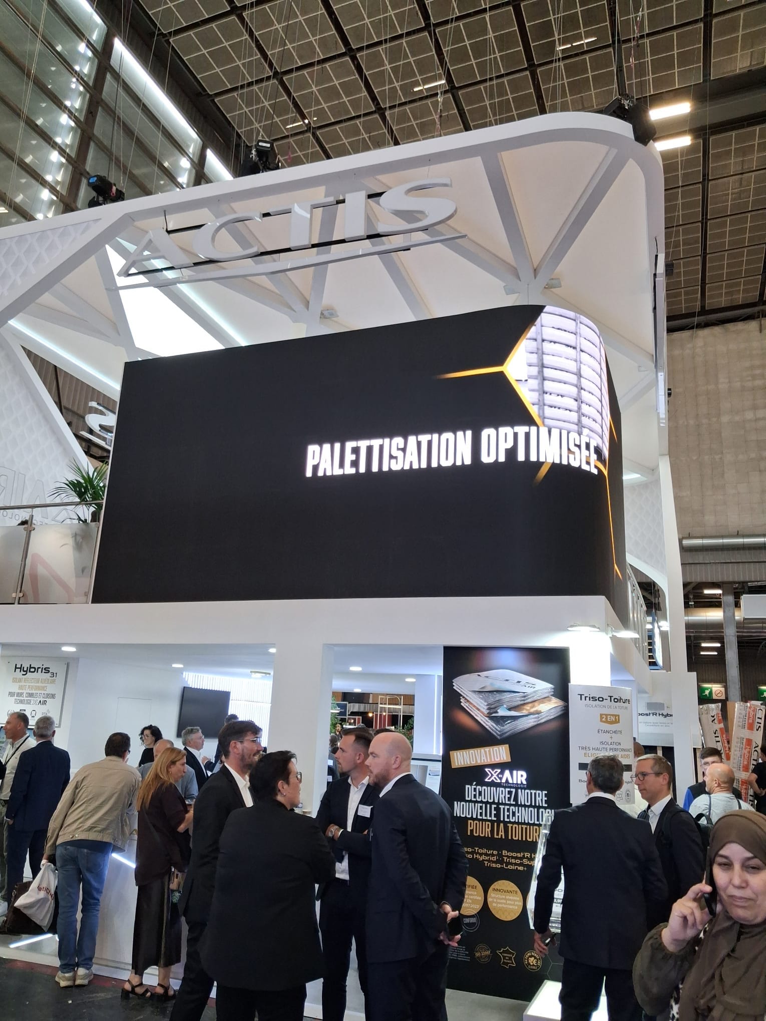 Écran LED du stand Actis affichant un message produit sous la canopy