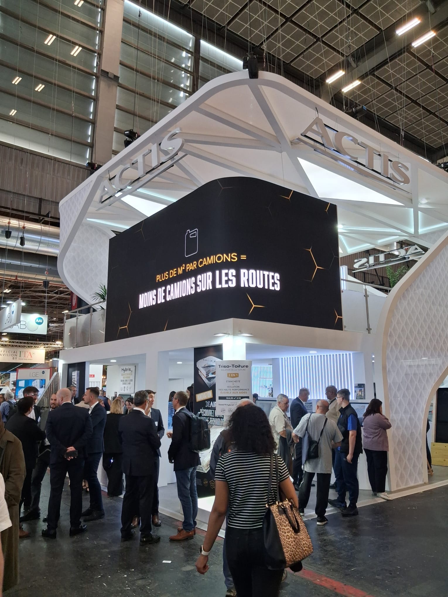 Vue d'ensemble du stand Actis avec écran LED intégré, pendant le salon Batimat