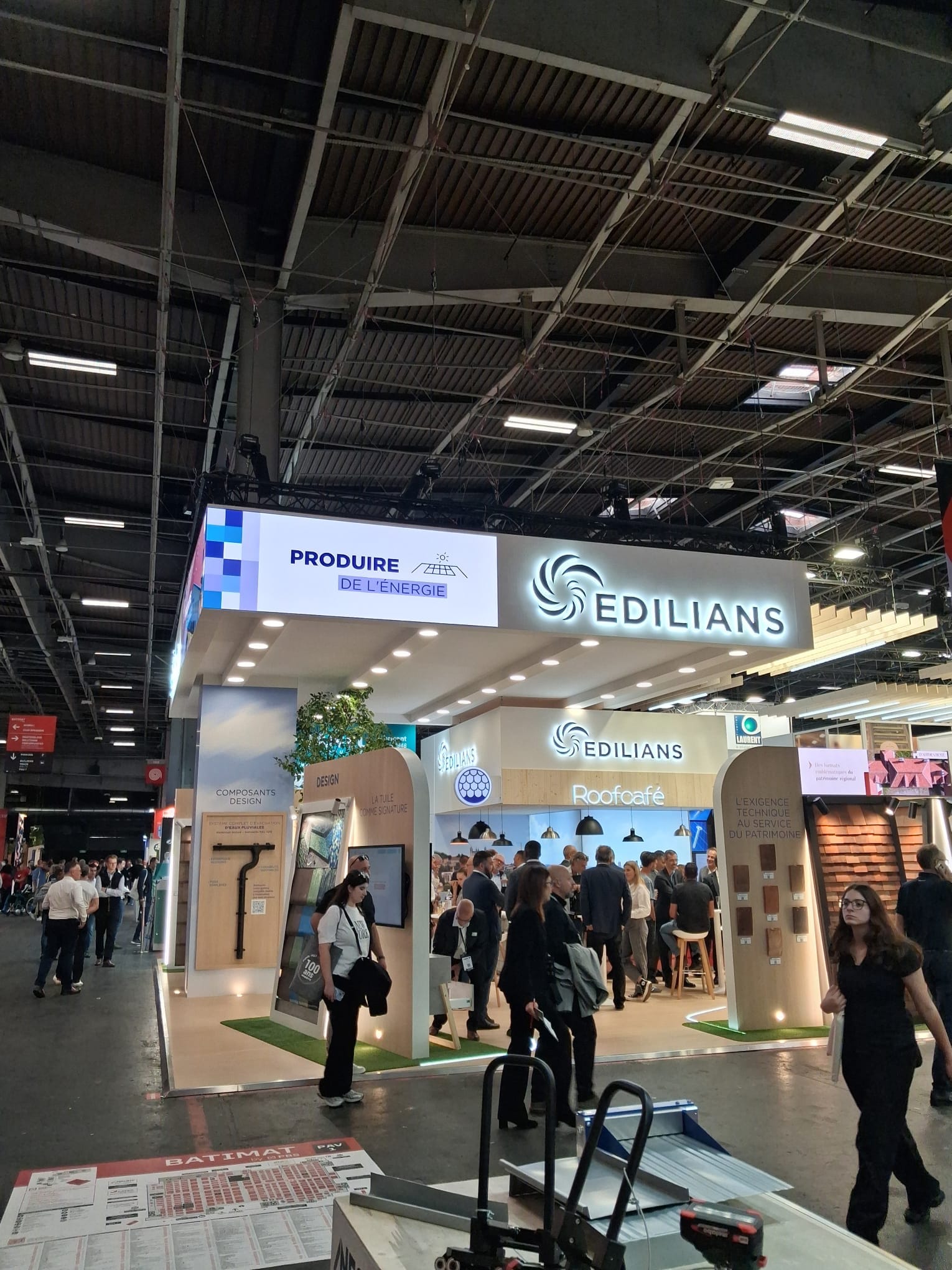 Bandeau LED de façade du stand Edilians vu de l'allée du salon Batimat