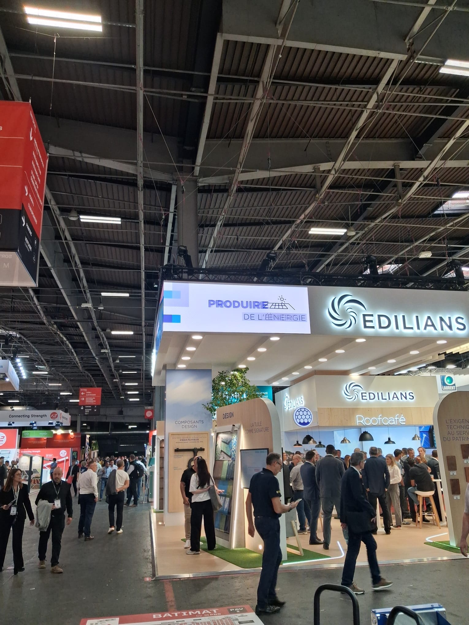 Stand Edilians complet avec bandeau LED allumé pendant le salon Batimat