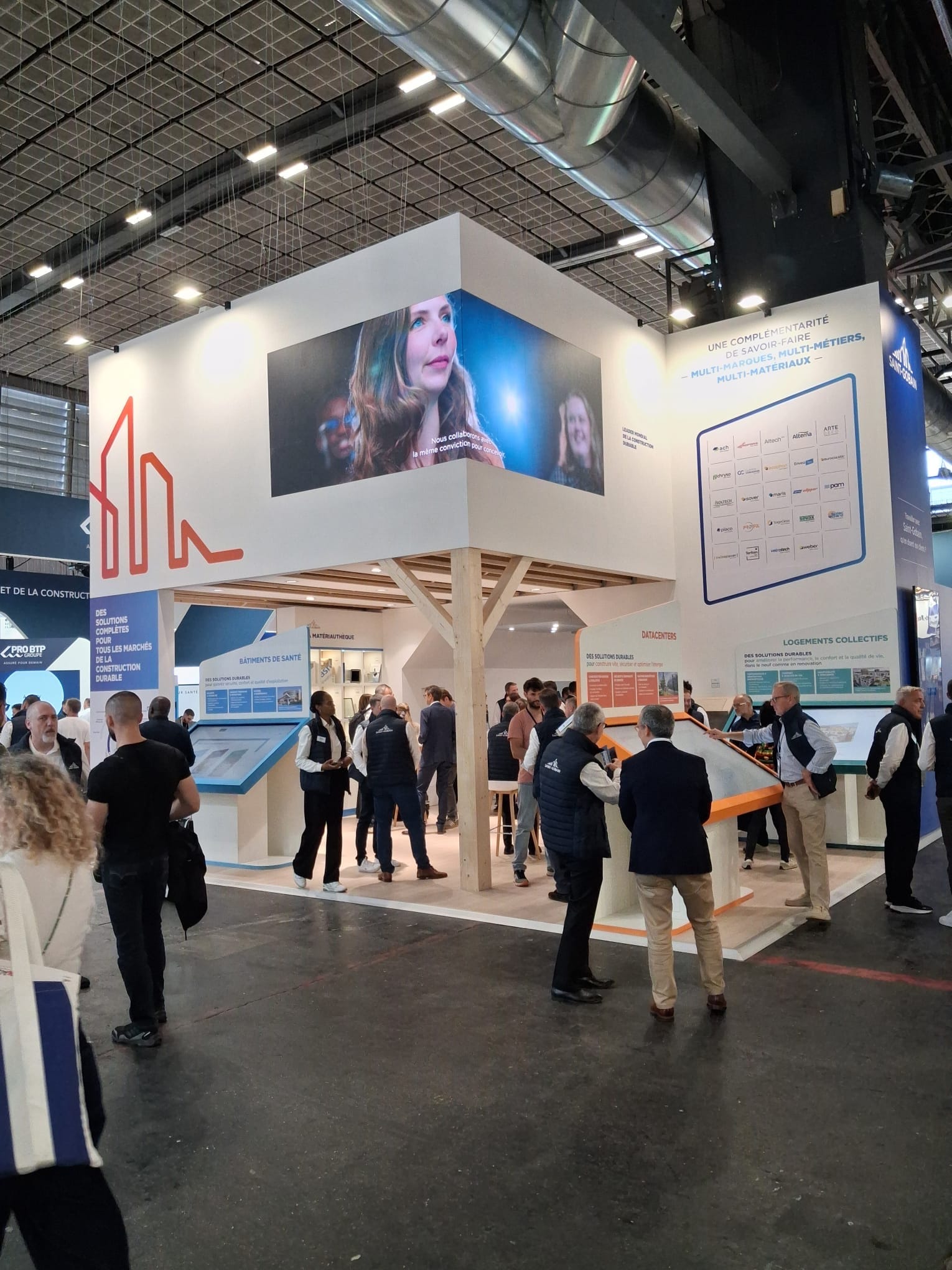 Stand Saint-Gobain terminé, mur LED allumé diffusant le contenu de marque